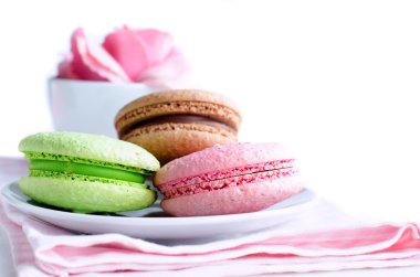 Üç Badem Çerezler (macaroons) Kupası ile