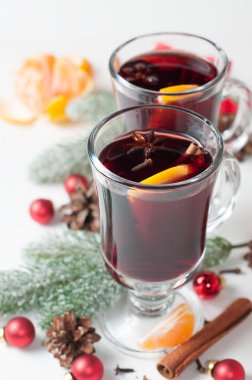 İki bardak beyaz üzerinde mulled şarap