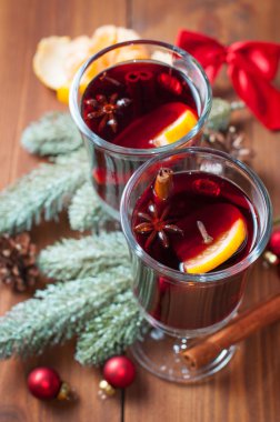 İki bardak sıcak şarap.