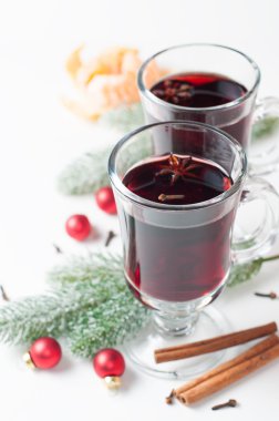 Tarçın, karanfil ve anasonu sıcak mulled şarap