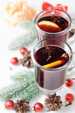 Tarçın, yıldız anason ve portakal dilimi ile sıcak mulled şarap 