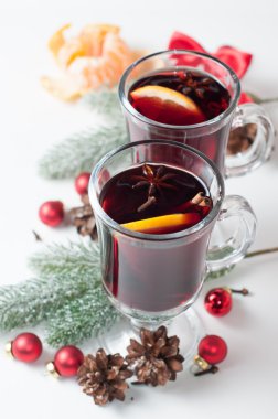  İki bardak Noel dekorasyonu mulled şarap