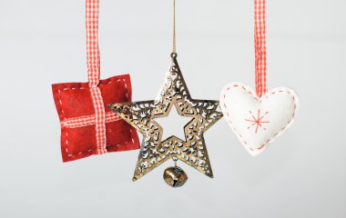 Gri arkaplanda Noel süslemeleri