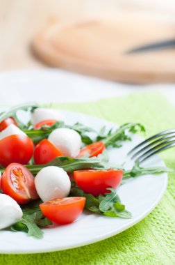 Roka, domates ve mozzarella salatası