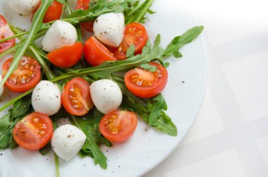 Roka, domates ve mozzarella peyniri, taze salata