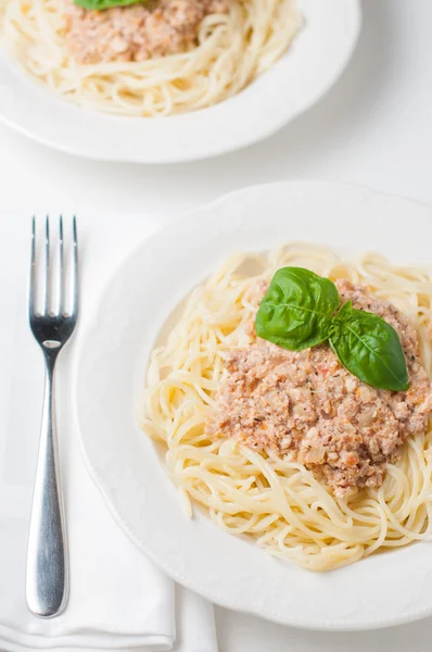 Espaguetis con salsa en un plato — Foto de Stock