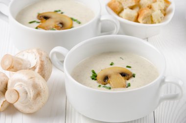 Kruton ve champig ile iki beyaz kase mantar kremalı çorba