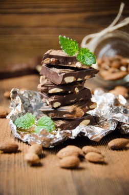 Çikolata badem ile kırık