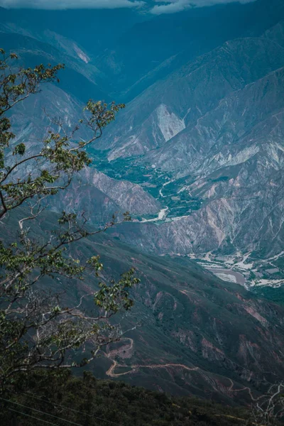 Grande Desfiladeiro Colombiano Verde Meio Das Montanhas Verdes — Fotografia de Stock