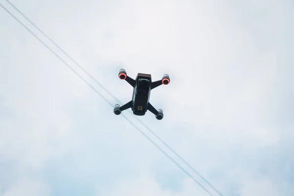 Drone Professionale Con Fotocamera Che Vola Alto — Foto Stock