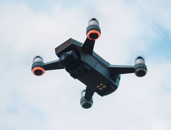Dron Profesional Con Cámara Volando Cielo Azul —  Fotos de Stock