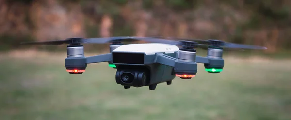Dron Profesional Con Cámara Volando Prado —  Fotos de Stock
