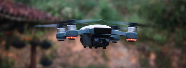 Dron Profesional Volando Prado Verde —  Fotos de Stock