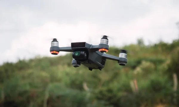 Drone Con Cámara Volando Sobre Prado Verde —  Fotos de Stock