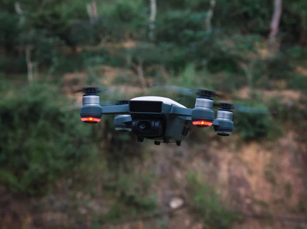 Dron Negro Volando Campo Verde —  Fotos de Stock