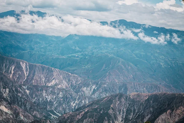 Белые Облака Поднимающиеся Зеленых Гор Колумбии — стоковое фото