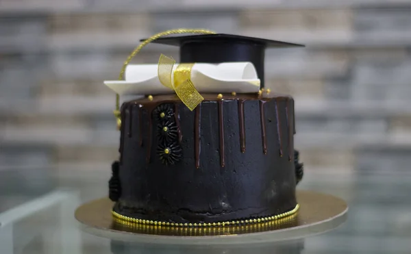 Czarny College Stopień Ceremonia Ciasto Nieostre Tło — Zdjęcie stockowe
