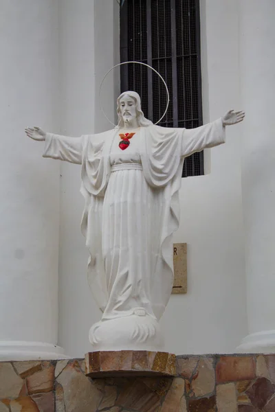 Estatua Blanca Jesús Con Los Brazos Abiertos Corazón Rojo — Foto de Stock