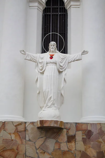 Estatua Blanca Con Los Brazos Abiertos Corazón Rojo Una Iglesia — Foto de Stock