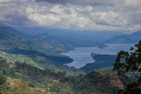 Montagne Avec Une Rivière Milieu Des Nuages Blancs — Photo