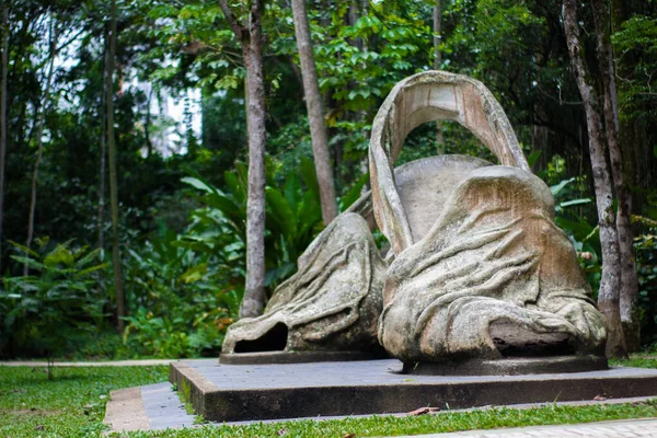 Статуя Гигантской Золотой Боковой Обуви Посреди Леса — стоковое фото