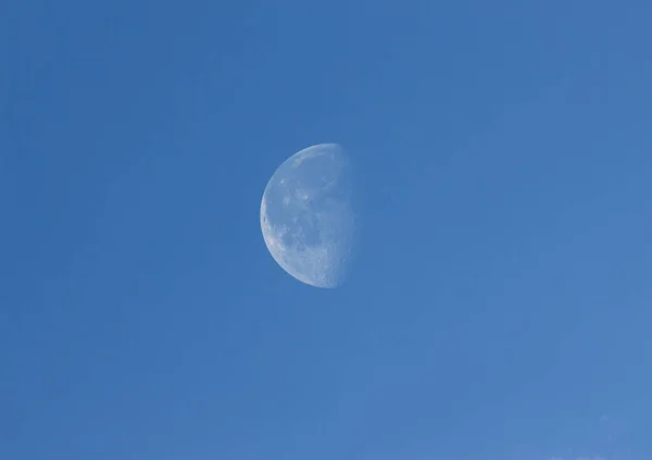 Halve Maan Het Midden Van Blauwe Hemel — Stockfoto