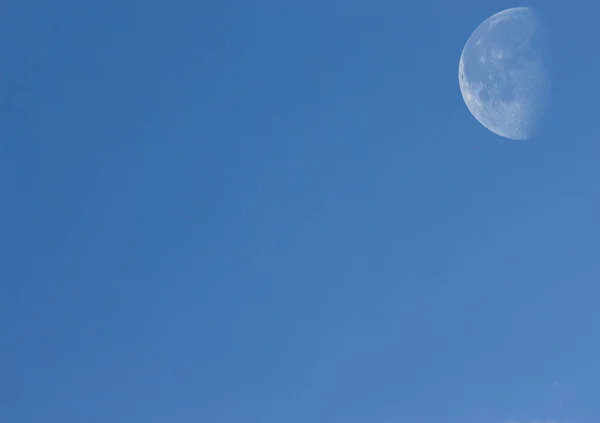 Een Grote Maan Midden Blauwe Hemel — Stockfoto