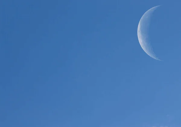 Kleine Maan Midden Blauwe Hemel Zomer — Stockfoto