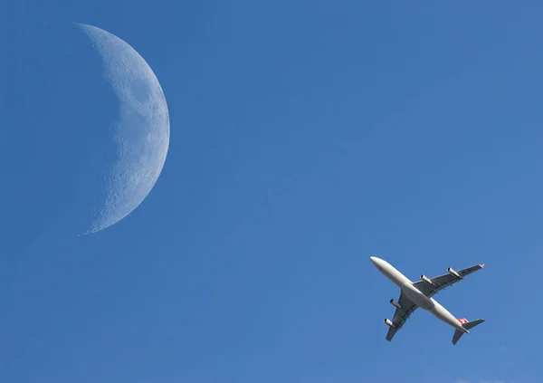 蓝天中的飞机 背景是一颗大月亮 — 图库照片