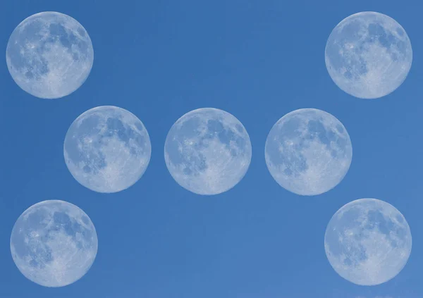 Komplet Dużych Księżyców Środku Błękitnego Nieba — Zdjęcie stockowe
