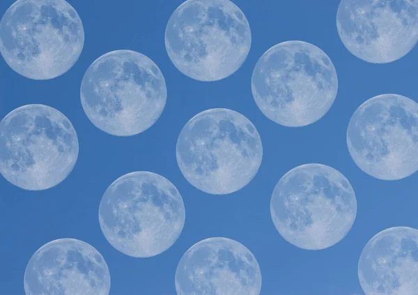 Wiele Białych Księżyców Środku Błękitnego Nieba — Zdjęcie stockowe