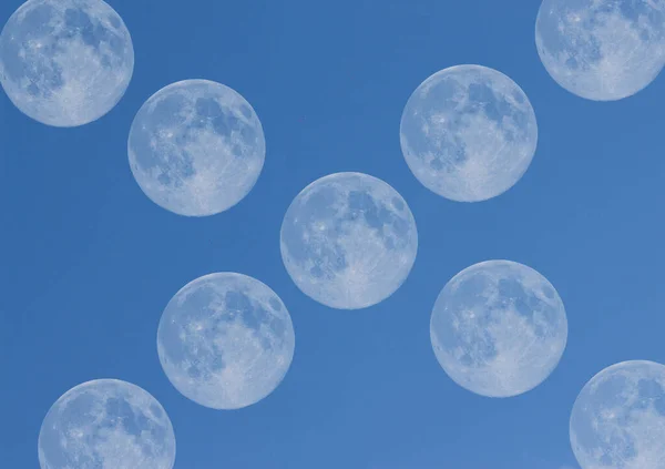 Komplet Białych Księżyców Środku Błękitnego Nieba — Zdjęcie stockowe