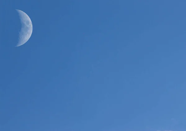 Een Kleine Witte Maan Het Midden Van Witte Lucht — Stockfoto