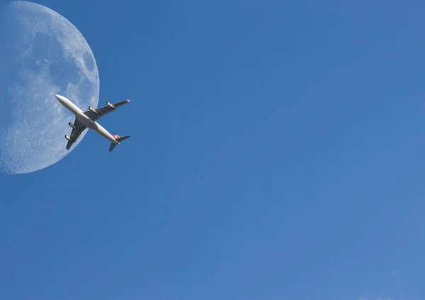 Malé Letadlo Před Měsícem Modrém Létě — Stock fotografie