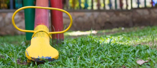 Juego Donde Los Niños Sientan Jugar Con Fondo Desenfocado —  Fotos de Stock