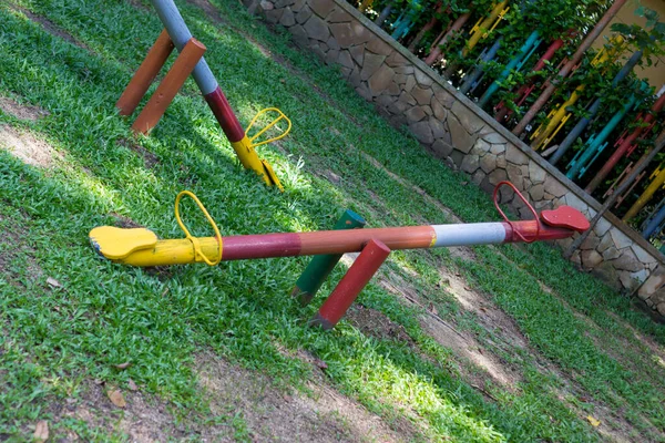 Columpios Coloridos Para Que Los Niños Pequeños Jueguen —  Fotos de Stock