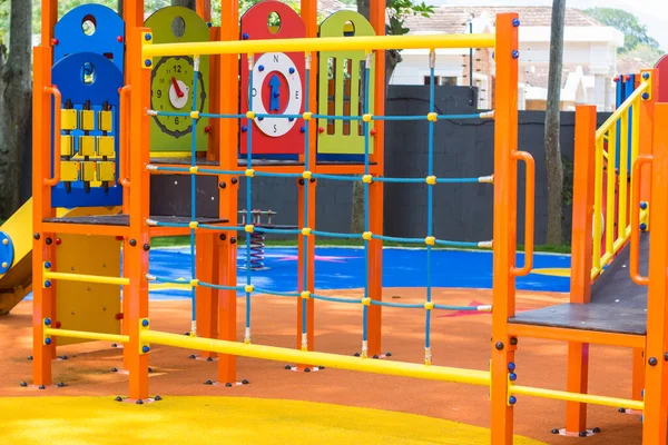 Parque Con Juegos Para Que Los Niños Suban —  Fotos de Stock