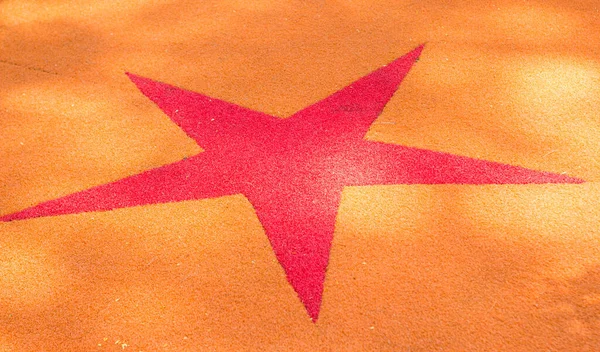 Czerwona Gwiazda Otoczona Pomarańczą Ziemi — Zdjęcie stockowe