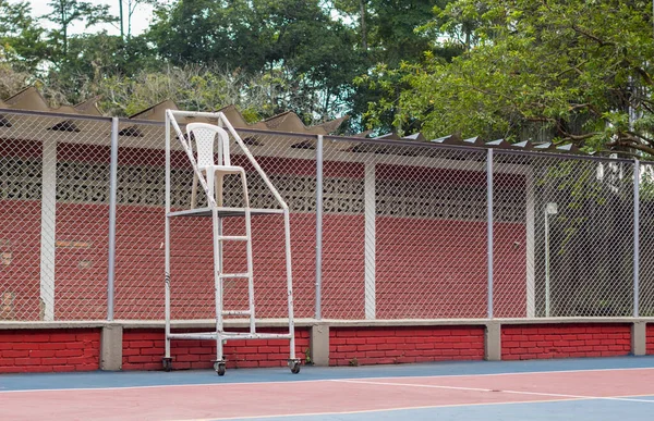 Abandoned tennis judge\'s chair