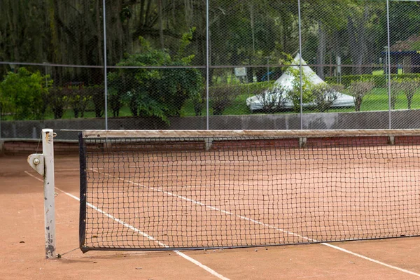 Üres Teniszpálya Piszkos Hálóval — Stock Fotó