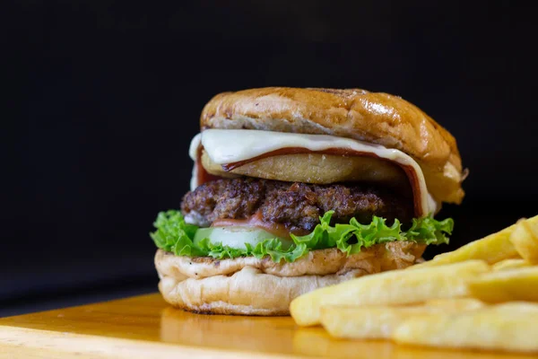 Burger Bœuf Avec Arepa Fromage Sur Une Planche — Photo