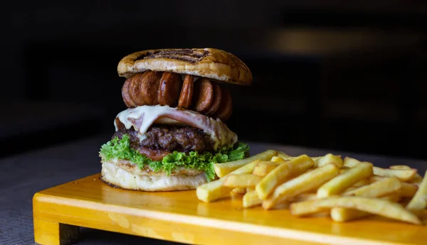 Hamburger Čerstvým Masovým Chlebem Čerstvým Salátem Dřevěné Desce — Stock fotografie