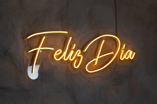 Schild Mit Der Aufschrift Happy Day Auf Spanisch Und Neonlicht — Stockfoto