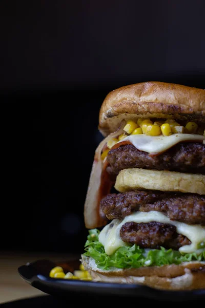 Hambúrguer Duplo Com Queijo Milho Amarelo — Fotografia de Stock