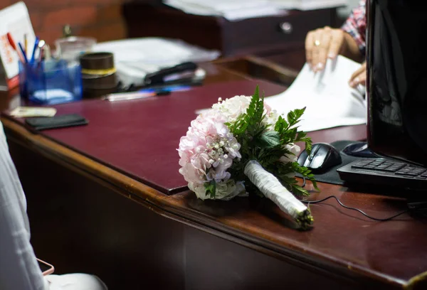 一束花放在一张旧桌子上 — 图库照片