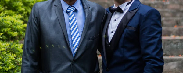 Pareja Hombres Trajes Elegantes Parque — Foto de Stock