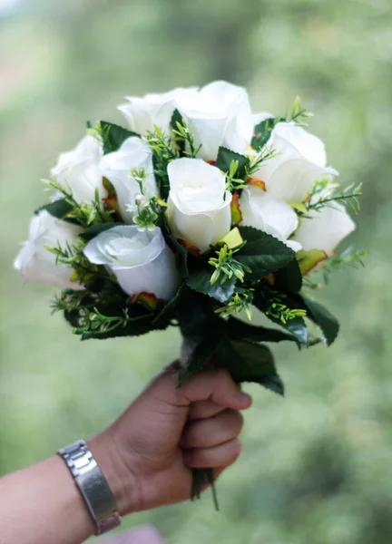 Bukett Vita Blommor Tagna Med Hand Underifrån — Stockfoto