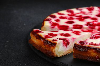 Masada ekşi kremalı ev yapımı erik turtası