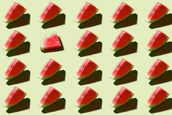 Watermeloen patroon op groen. Watermeloen plakken patroon bekeken van boven. Bovenaanzicht. Zomer concept. — Stockfoto