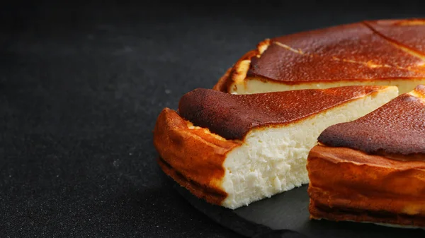 Cheesecake san Sebastian Karanlık Masaya yakın çekim